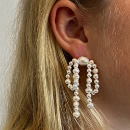 Stor sløjfe øreringe i hvide perler